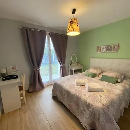 Bed & Breakfast D'hotes La Maximinoise Parking Prive A 5mn De Chantilly Et A Proximite De Senlis Et Autoroute A1,parc Asterix, Pierrefonds, Compiegne, Aeroport Roissy Charles De Gaulle Saint-Leu-d'Esserent