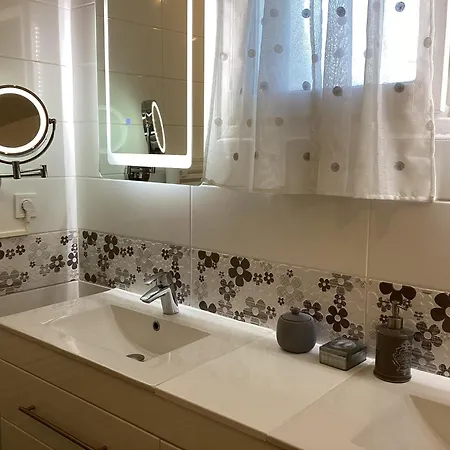 D'hotes La Maximinoise Parking Prive A 5mn De Chantilly Et A Proximite De Senlis Et Autoroute A1,parc Asterix, Pierrefonds, Compiegne, Aeroport Roissy Charles De Gaulle Saint-Leu-dʼEsserent