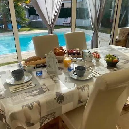Bed & Breakfast D'hotes La Maximinoise Parking Prive A 5mn De Chantilly Et A Proximite De Senlis Et Autoroute A1,parc Asterix, Pierrefonds, Compiegne, Aeroport Roissy Charles De Gaulle